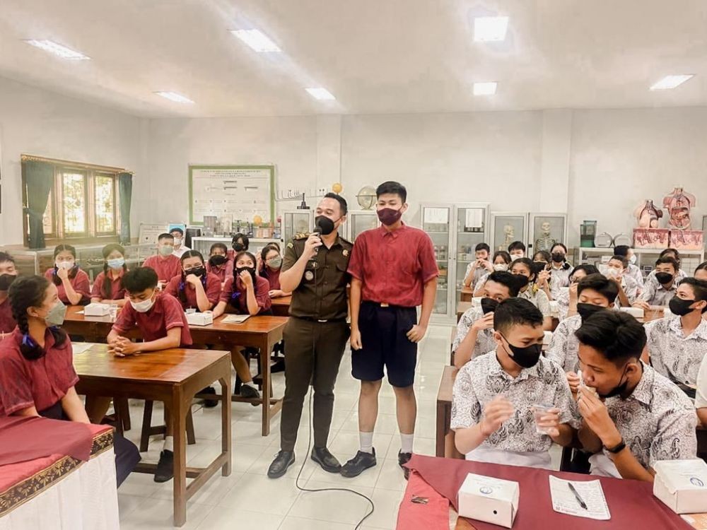 Jaksa Masuk Sekolah di Badung, Edukasi Pelajar SMP Soal Cyberbullying 