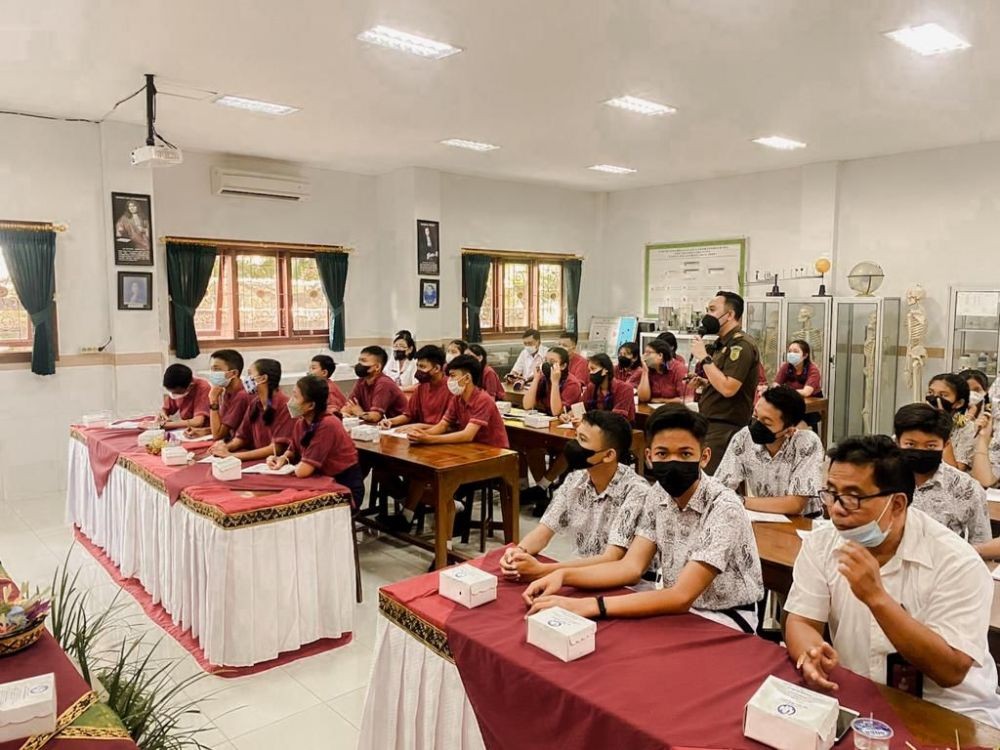 Jaksa Masuk Sekolah di Badung, Edukasi Pelajar SMP Soal Cyberbullying 