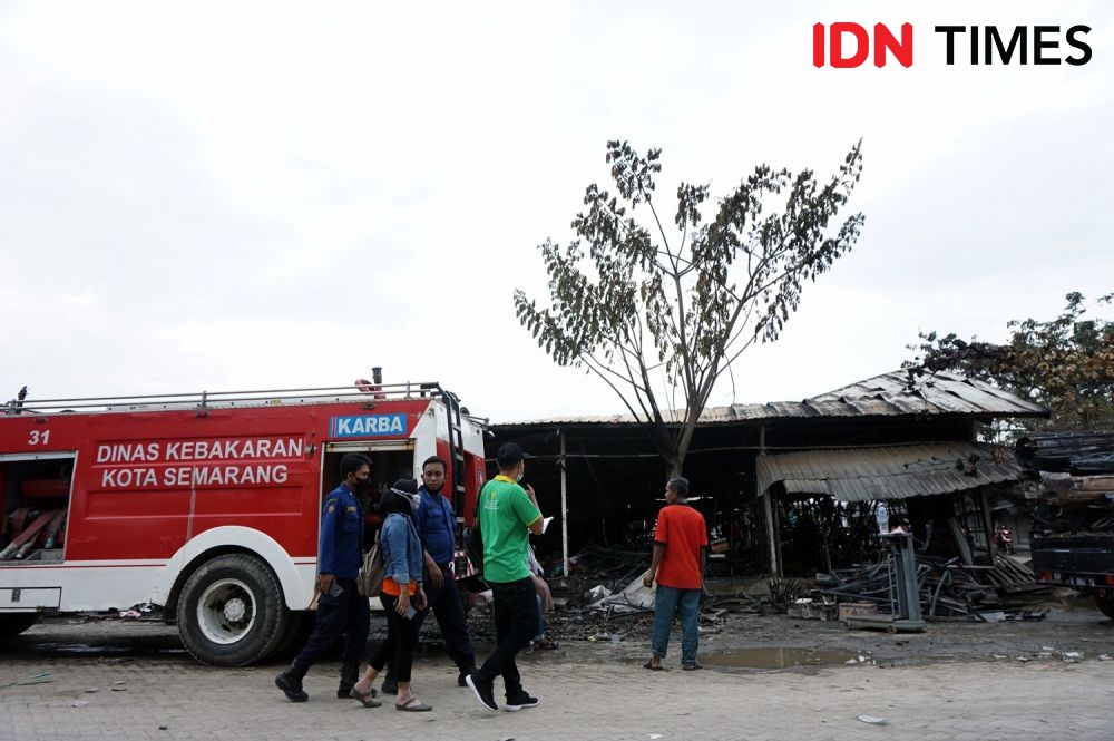 Padamkan Api di Gudang Elektronik di Tangsel, Petugas Damkar Jatuh