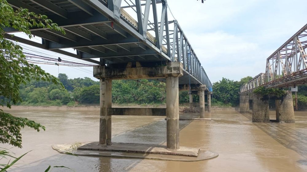 Viral, Video Penyelamatan Wanita Bawa Anak Hendak Loncat dari Jembatan