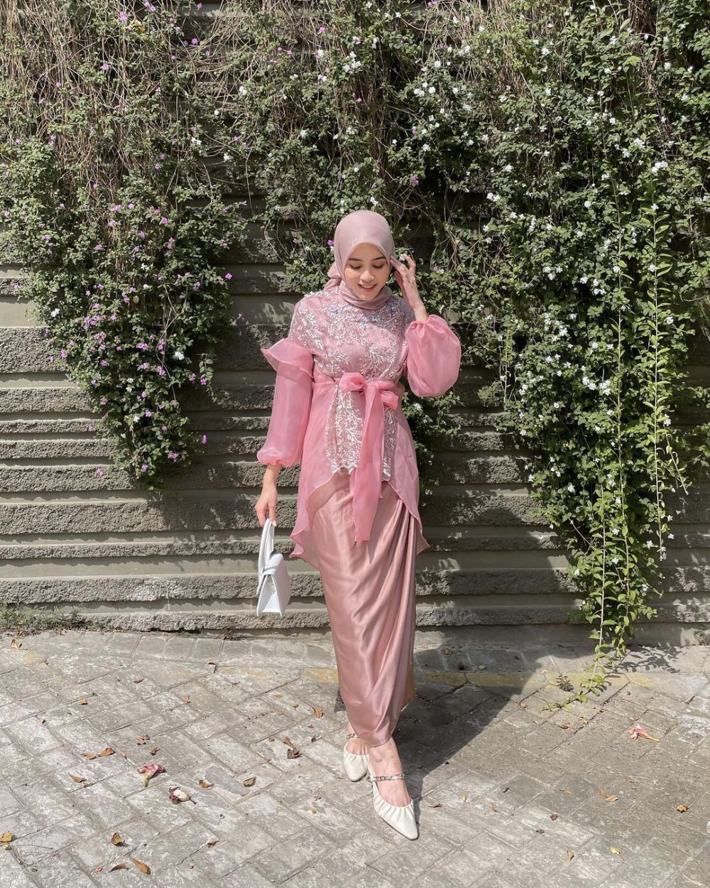 Inspirasi Kebaya Brokat Modifikasi Modern, Yakin Terpincut?