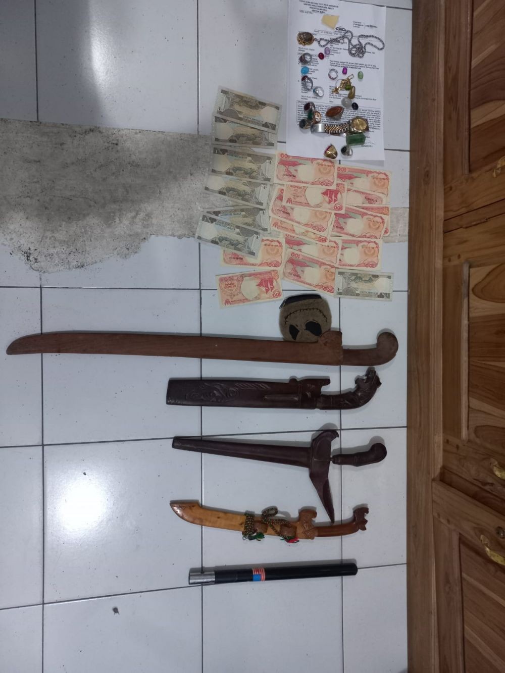 Pemuda di Sumbawa ini Curi Uang Pecahan Rp100 dan Cincin Antik