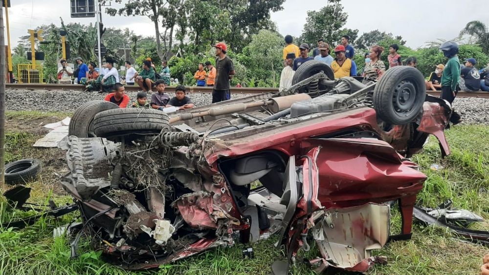 Mobil Tertabrak Kereta Api di Perlintasan Tanpa Palang Pintu di Kediri