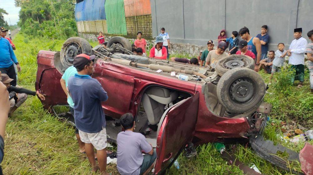 Mobil Tertabrak Kereta Api di Perlintasan Tanpa Palang Pintu di Kediri