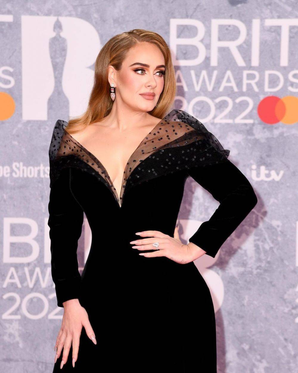 15 Inspirasi Outfit Mewah Artis Saat Hadiri Brit Awards 2022