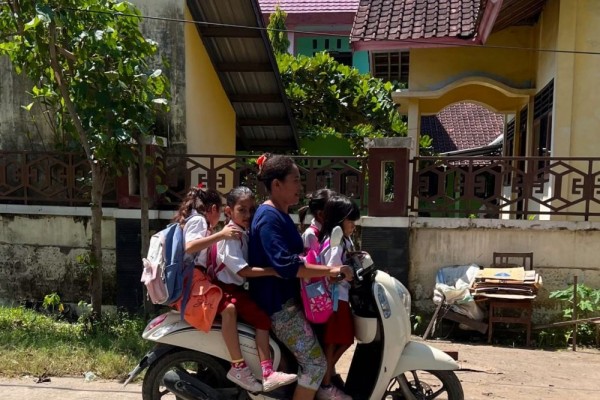 Kocak! Kemenpar Ingatkan Aleix Espargaro Jangan Ikut Bonceng Empat