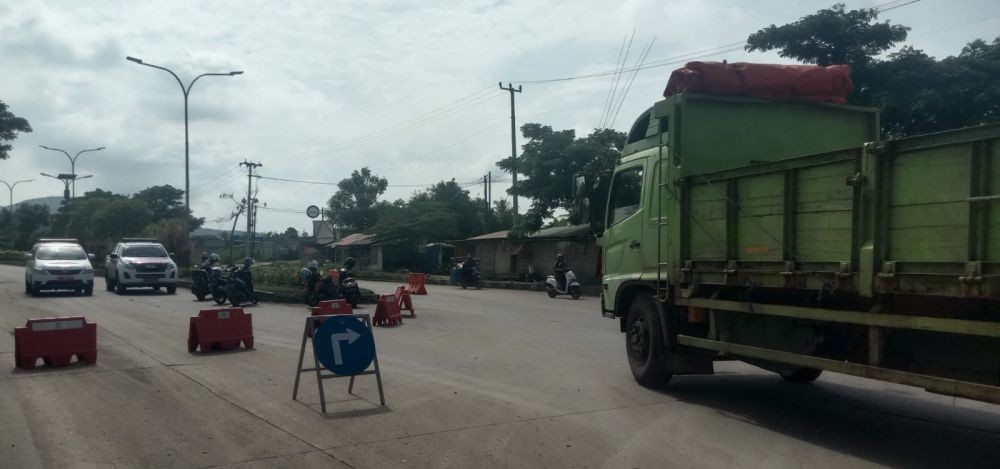 Rusak Parah, Ruas Jalan Anyer Menuju Gerbang Tol Cilegon Barat Ditutup