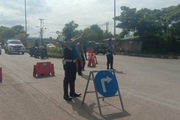 Rusak Parah, Ruas Jalan Anyer Menuju Gerbang Tol Cilegon Barat Ditutup