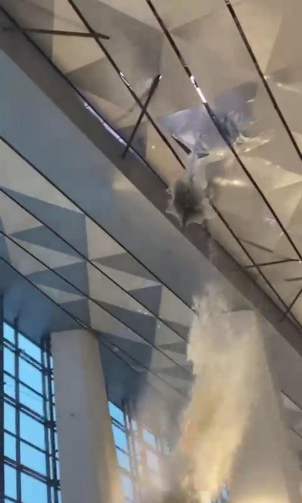 Viral Video Atap Terminal 3 Bandara Soetta Jebol Saat Hujan Deras