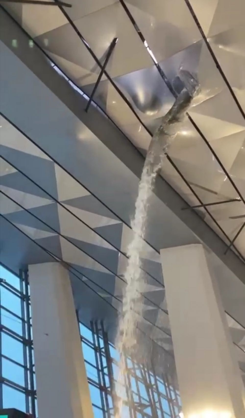 Viral Video Atap Terminal 3 Bandara Soetta Jebol Saat Hujan Deras