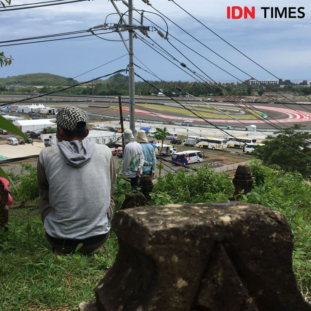 Demi MotoGP, Warga Lombok pun Nonton Tes Pramusim di Kuburan 