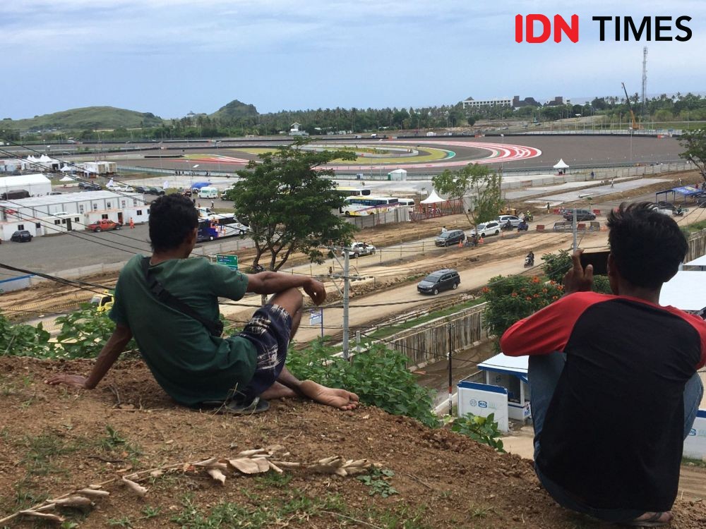 Demi MotoGP, Warga Lombok pun Nonton Tes Pramusim di Kuburan 
