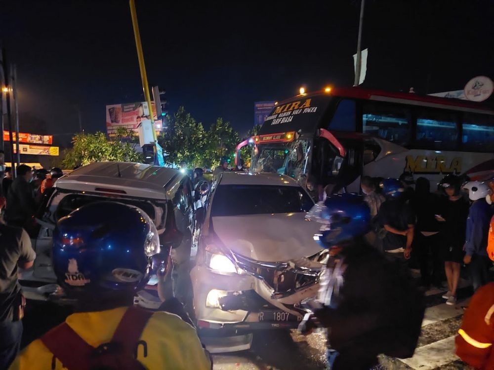 Kecelakaan Beruntun di Bantul, Bus Mira Tabrak 6 Mobil
