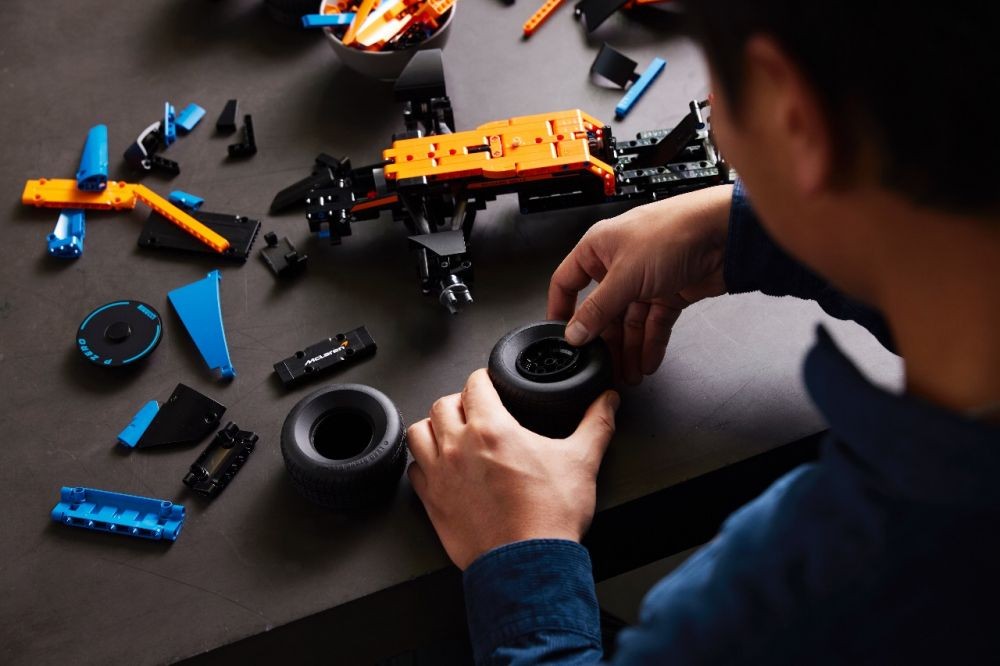 Sangat Detail, Begini Tampilan Mobil Balap Lego McLaren F1