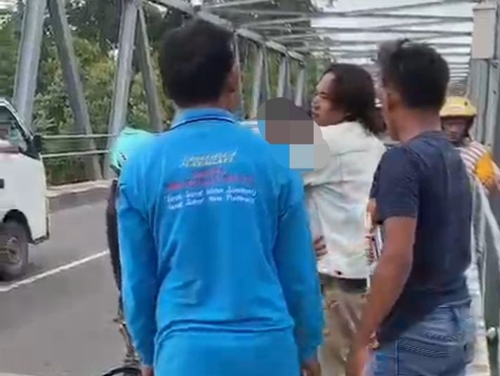 Menegangkan! Penyelamatan Bocah Hendak Loncat dari Jembatan