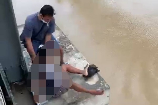 Menegangkan! Penyelamatan Bocah Hendak Loncat dari Jembatan