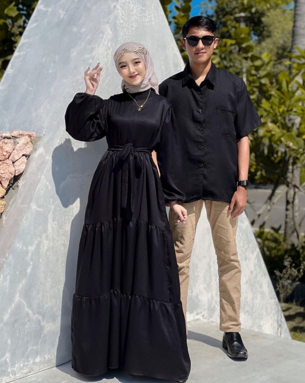 10 Ide Gaya Kondangan Couple Serba Hitam, Elegan & Minimalis