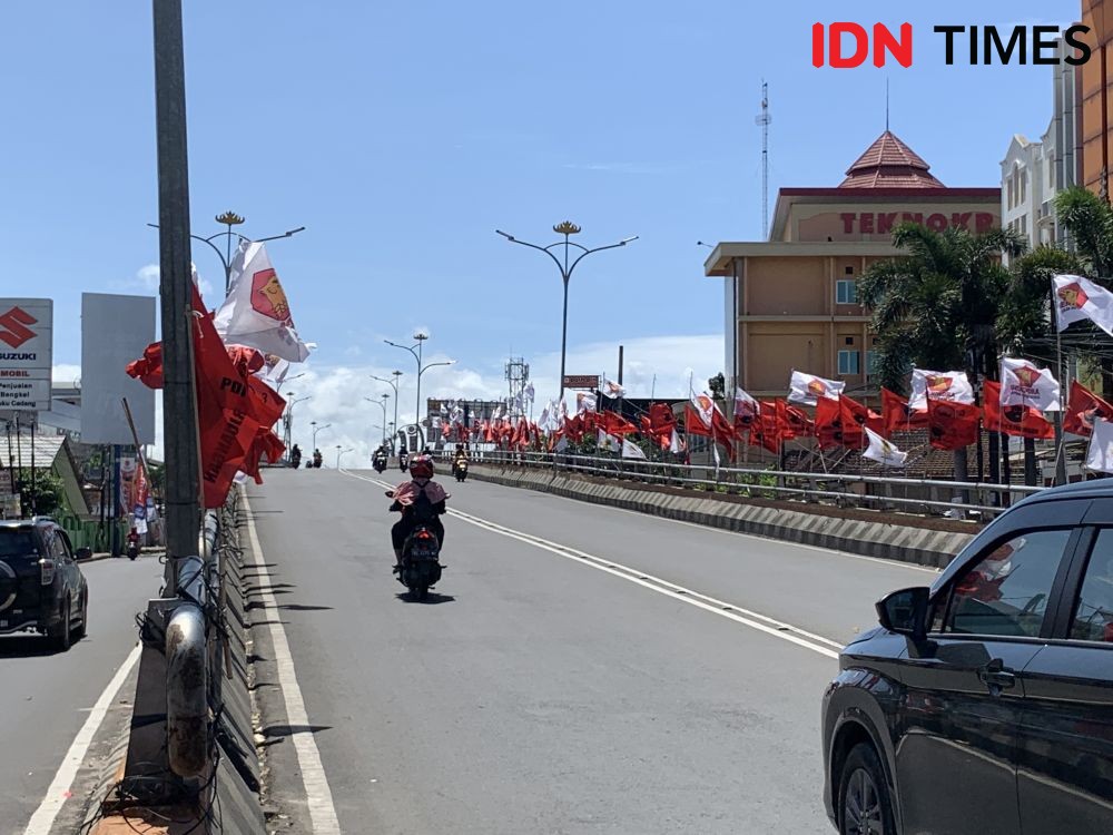 Ganggu 'Kecantikan' Kota, Bendera Partai Penuhi Flyover Bakal Dicopot