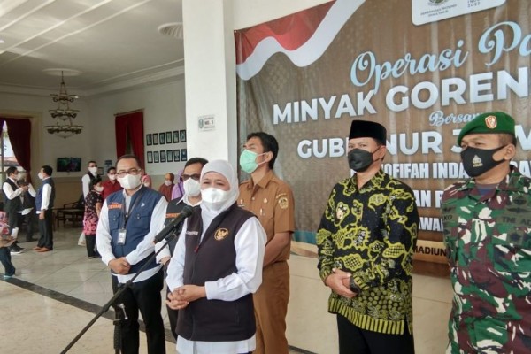 Minyak Langka di Pasaran, Khofifah : Produksi di Pabrik Surplus