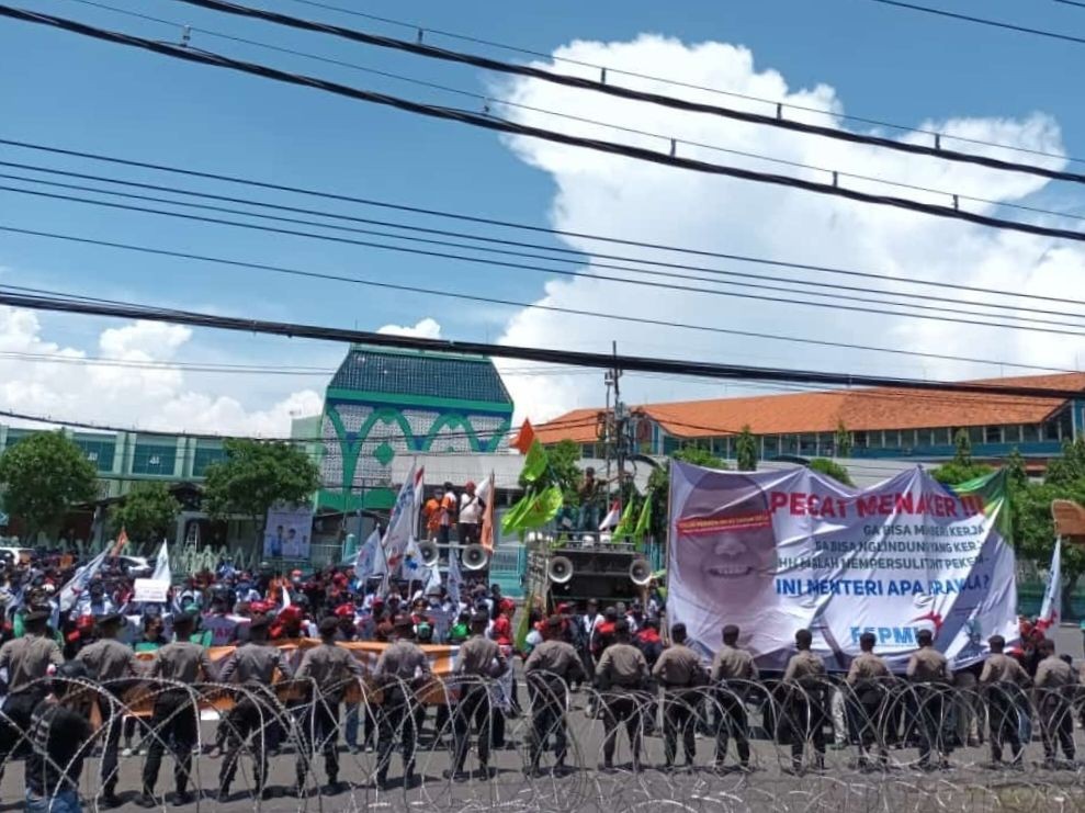 Tolak JHT 56 Tahun, Pekerja: Pemerintah Ingin Rampok Uang Kami!