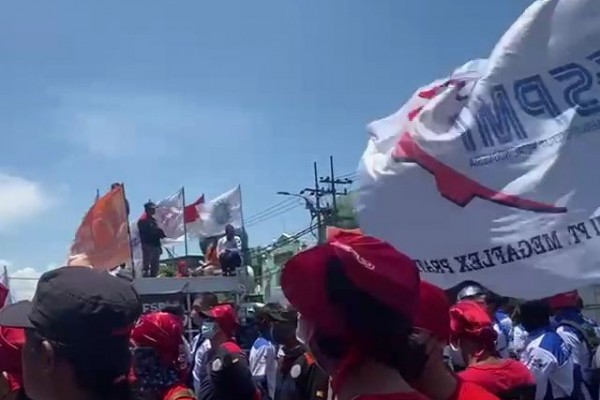 Tolak JHT 56 Tahun, Pekerja: Pemerintah Ingin Rampok Uang Kami!