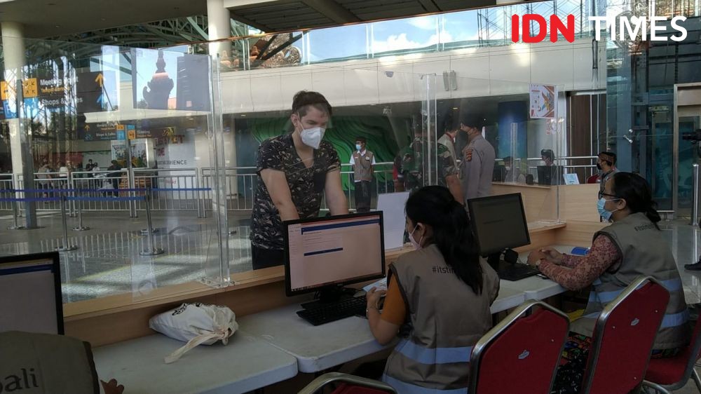 Puluhan Wisatawan Asing Gunakan Layanan Visa on Arrival ke Bali