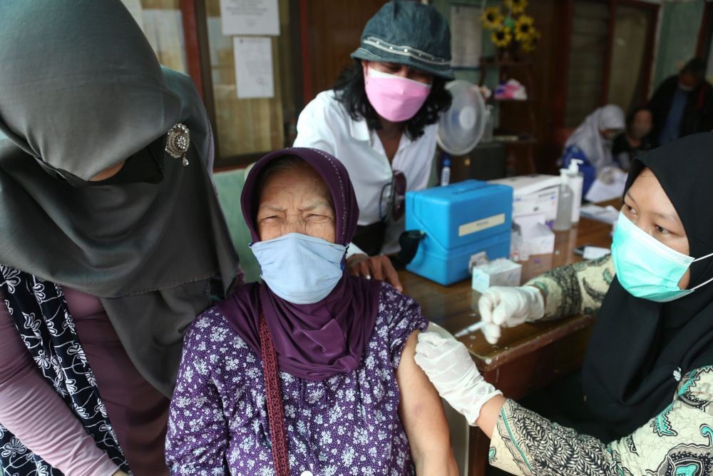 Kebut Booster, 100 Ribu Lebih Lansia di Surabaya Sudah Vaksin Dosis 3
