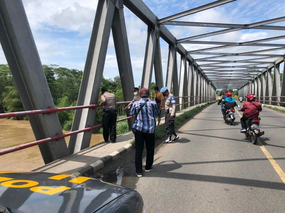 Patah Hati, Pemuda di Tulungagung Loncat dari Jembatan