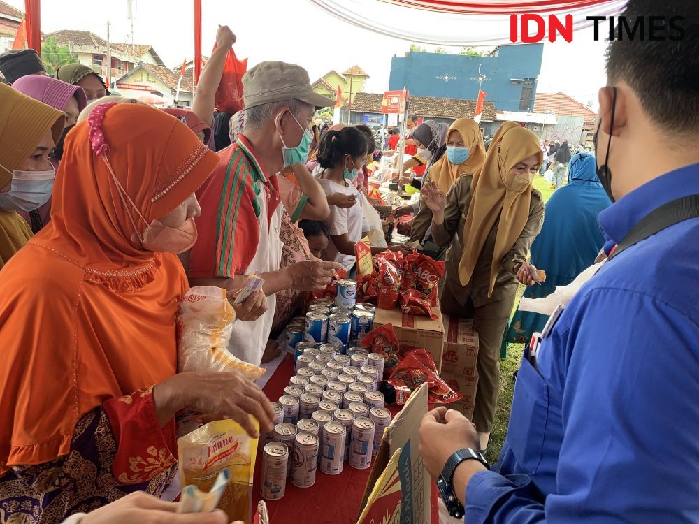 Warga Berkerumun Antre Minyak Goreng, Wali Kota Teriak Tertibkan Massa