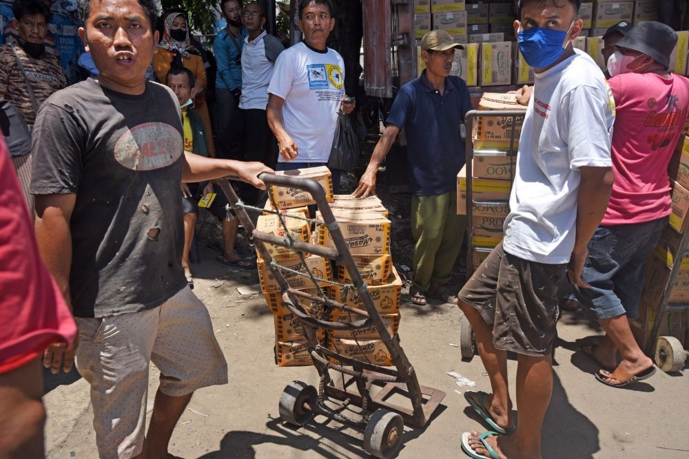 Potret Antrean Demi Minyak Goreng di Kota Serang