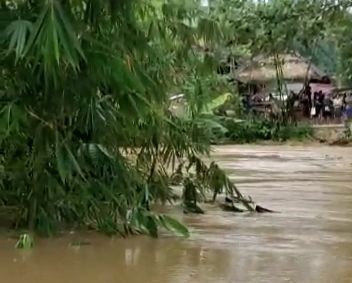 Hujan Deras Picu Banjir dan Longsor di Desa Adat Baduy