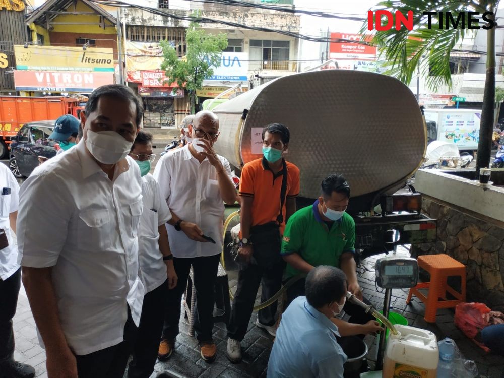 Ratusan Pedagang Pasar Tambakrejo Mengantre Minyak Goreng Murah