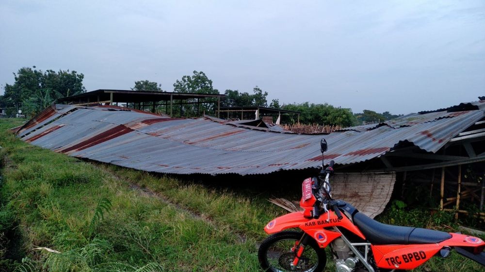 Hujan Angin di Bantul Hancurkan Atap Warung dan Tumbangkan Pohon