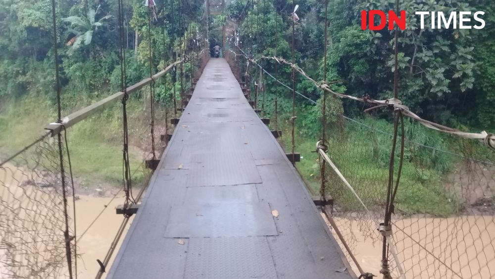 Jembatan Terputus, Siswa di Lebak  Seberangi Sungai untuk Sekolah