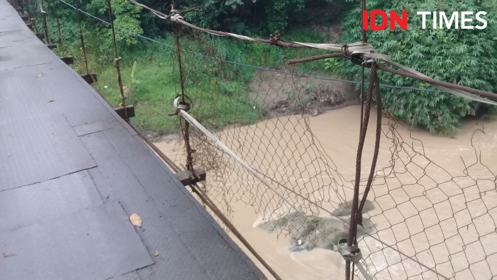 Potret Jembatan Gantung Desa Margatirta Lebak Rusak, Warga Terjatuh