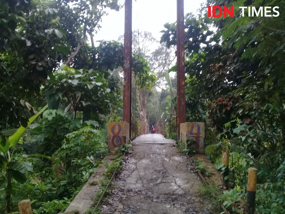 Potret Jembatan Gantung Desa Margatirta Lebak Rusak, Warga Terjatuh
