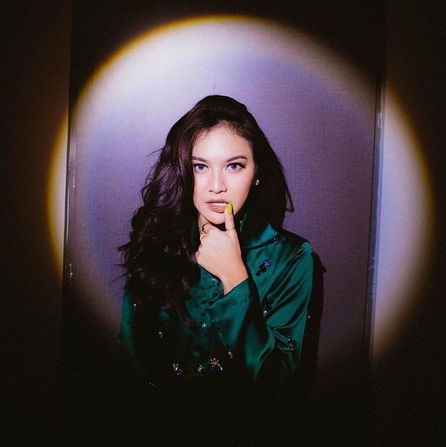 9 Ide Hair Do Rambut Panjang ala Mahalini Raharja, Anggun!