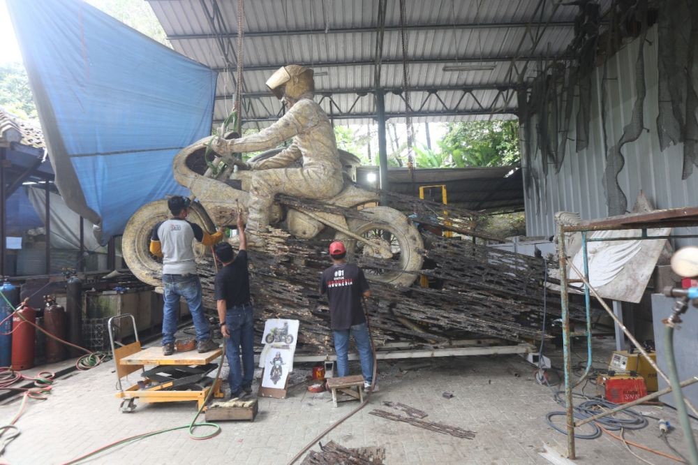 Patung Jokowi Naik Kawasaki W175 Tiba di Lombok!