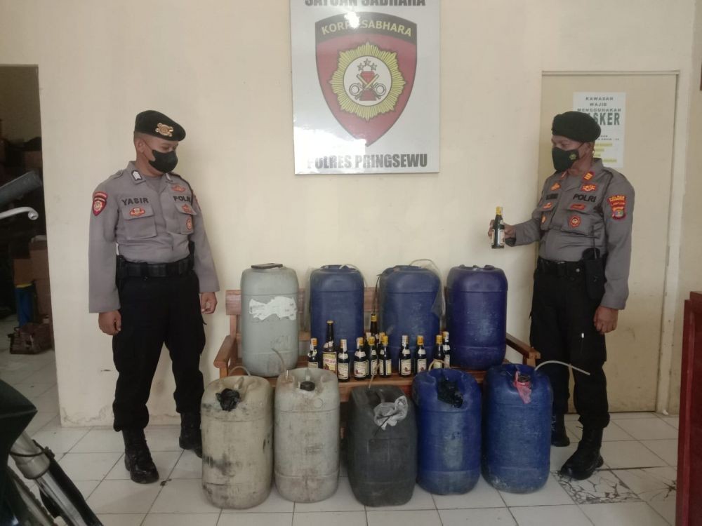 Razia Pekat, Polisi Sita Ratusan Liter Miras di Pringsewu