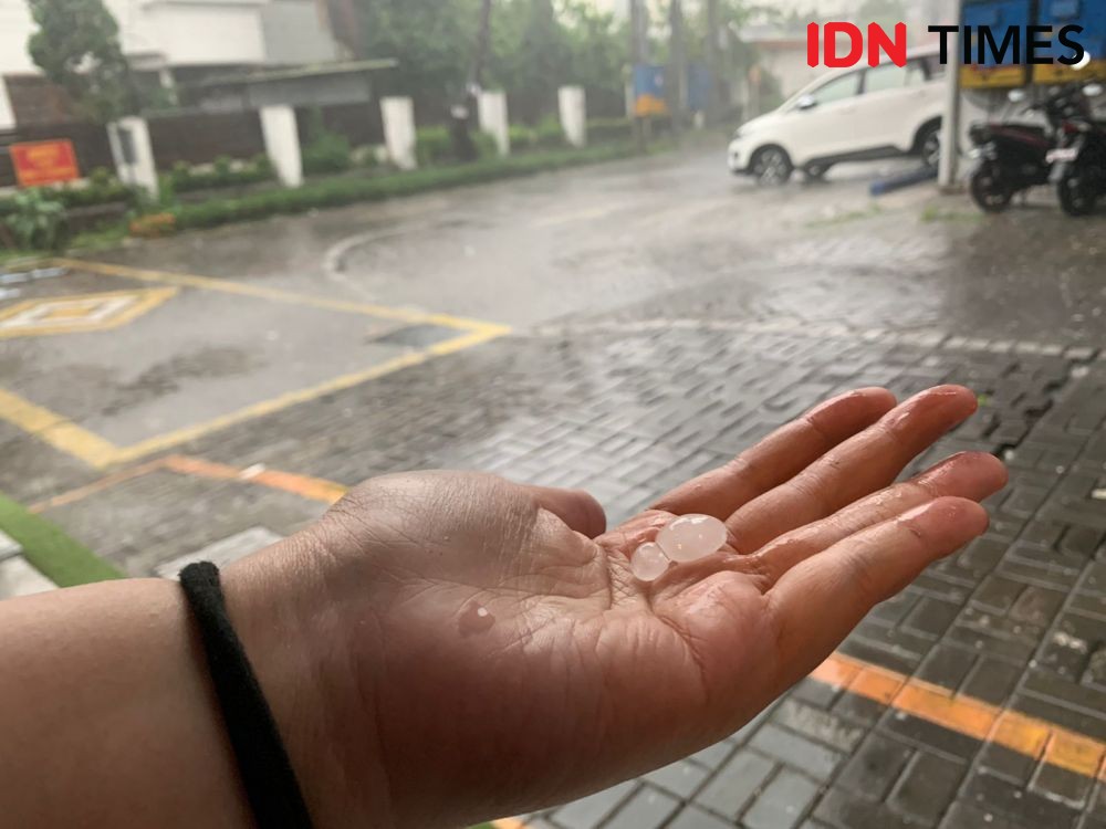 Langka! Hujan Es Guyur Kota Surabaya