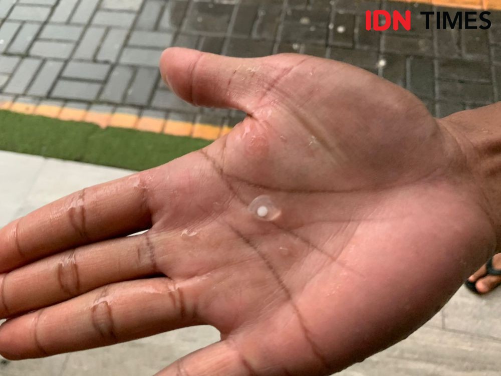 Langka! Hujan Es Guyur Kota Surabaya