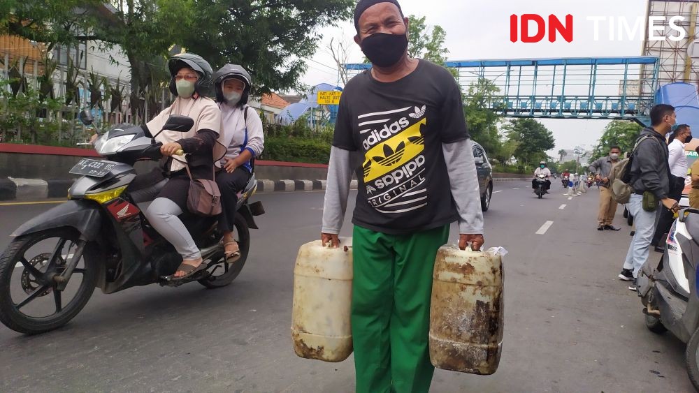 Pedagang Pasar Karangayu Berdesakan Beli Minyak Curah, Dijual Rp12.500