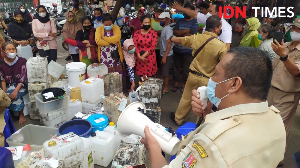 Pedagang Pasar Karangayu Berdesakan Beli Minyak Curah, Dijual Rp12.500