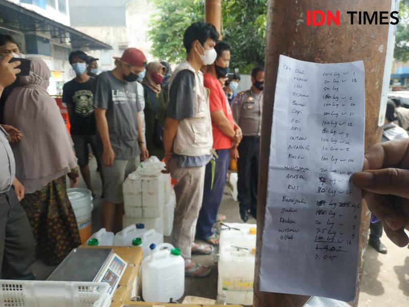 Puluhan Pedagang di Bandung Rela Antre Demi Jatah Minyak Goreng