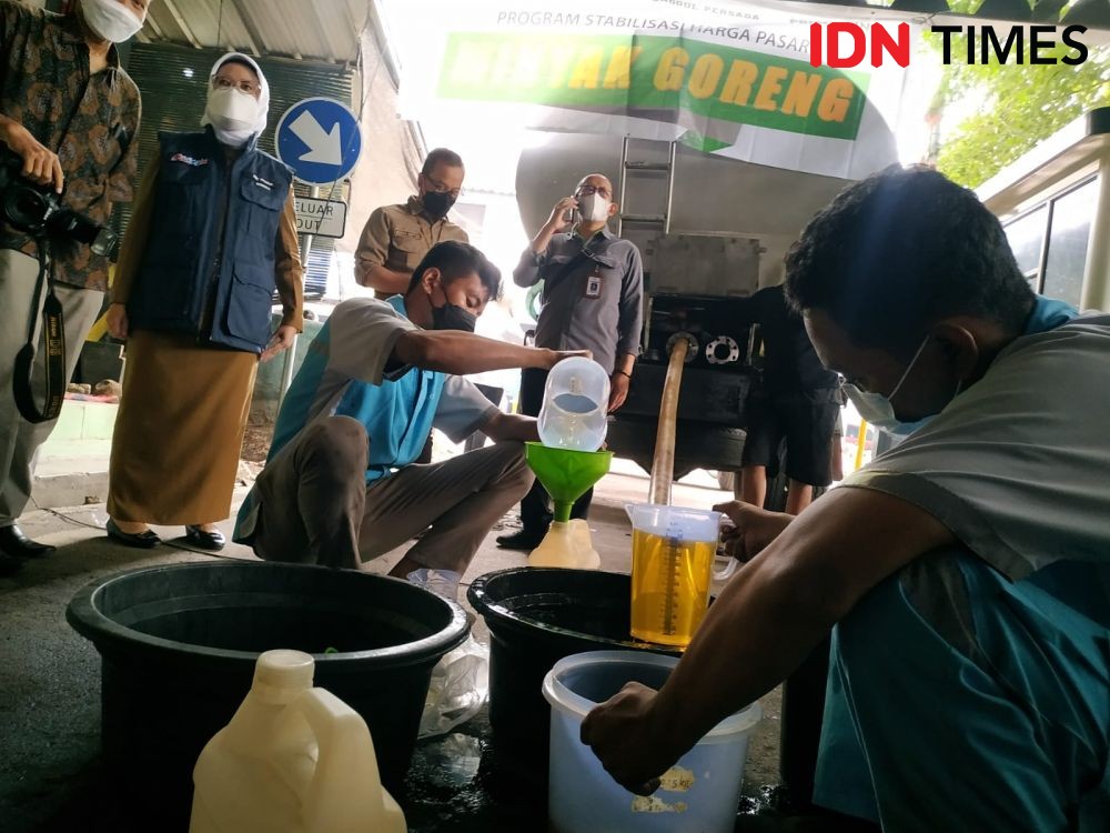 Lelahnya Berburu Minyak Goreng Murah di Kota Bandung!