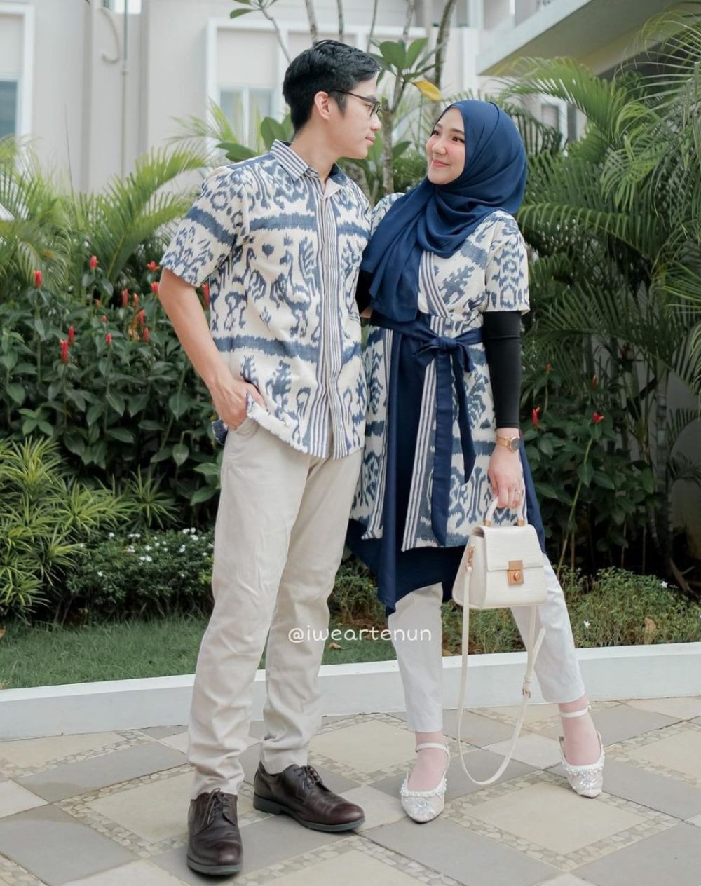 10 Ide Gaya Kondangan Couple Warna Navy, Modelnya Kekinian!