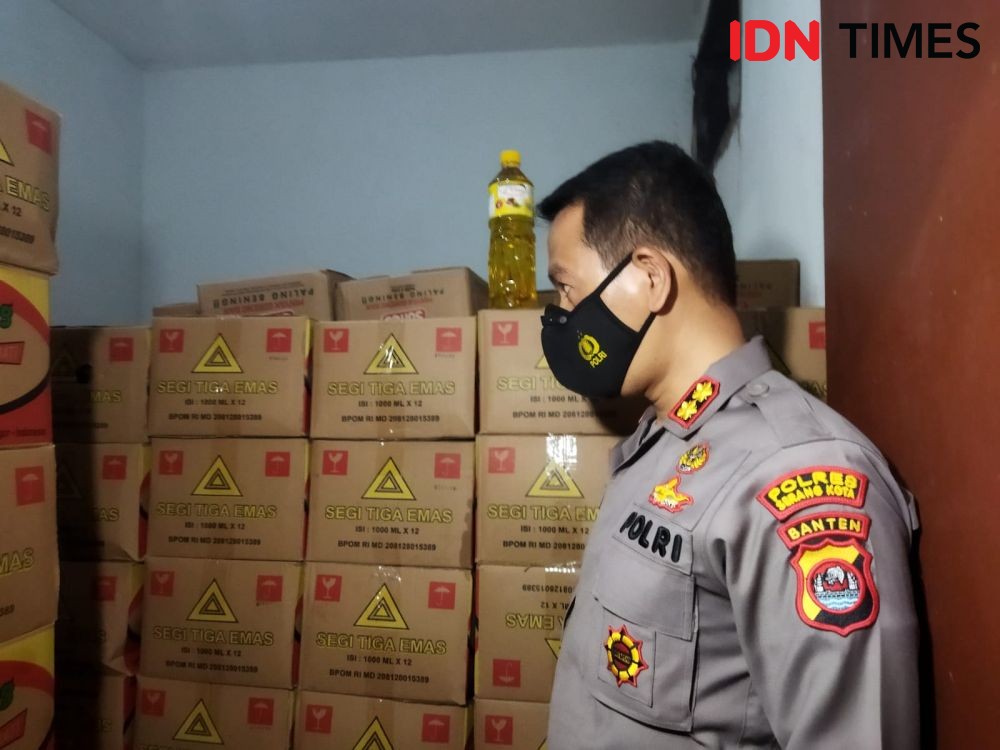 Polisi Bongkar Penimbunan 9.600 Liter Minyak Goreng di Serang