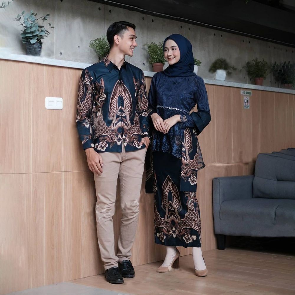 10 Ide Gaya Kondangan Couple Warna Navy, Modelnya Kekinian!