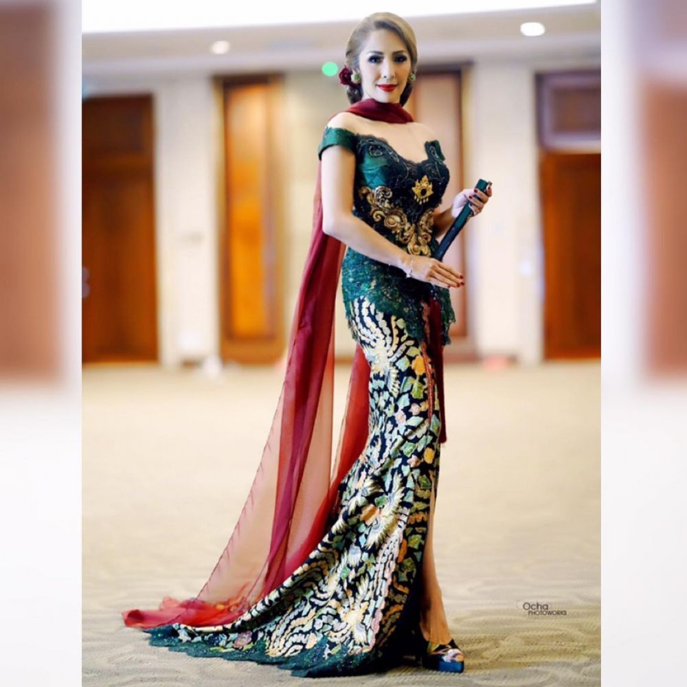 12 Ragam Kebaya Berkelas Ala Vitta Dessy, Istri Ari Lasso