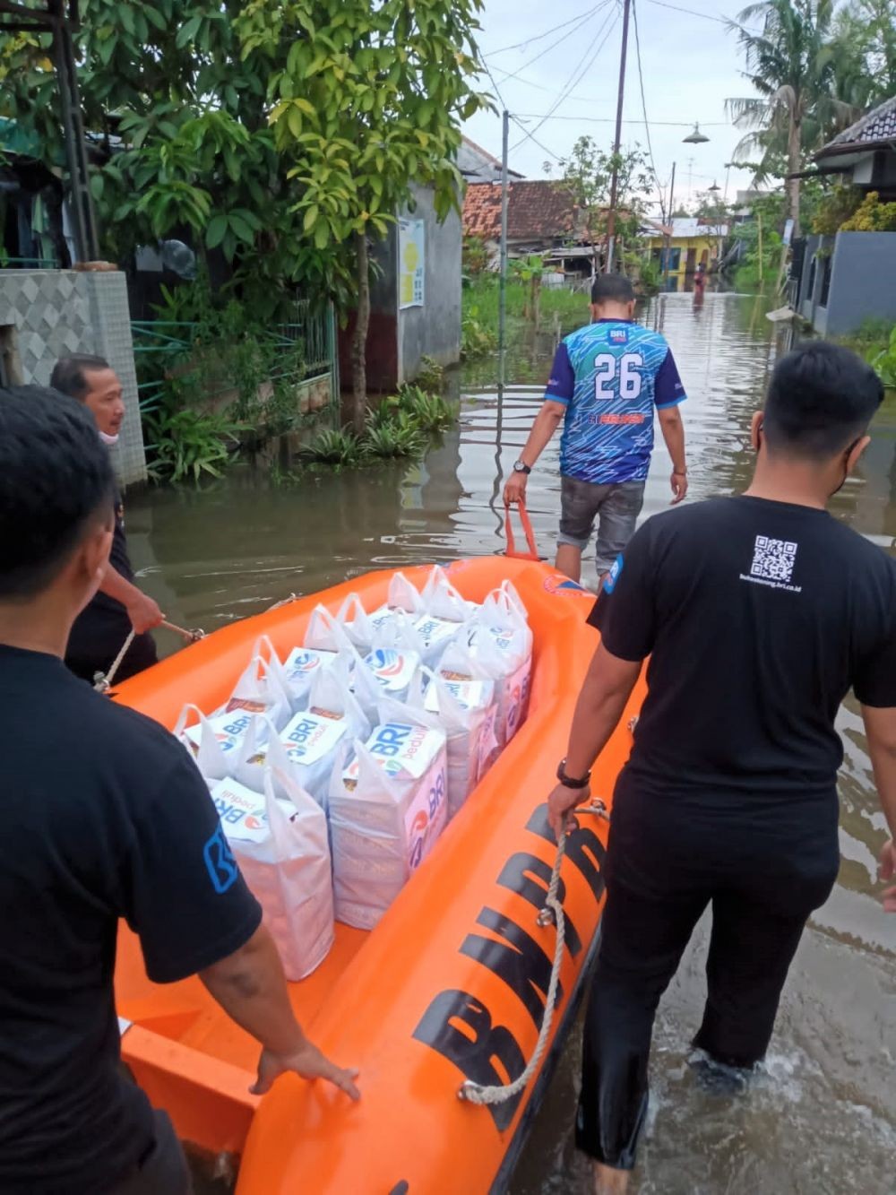 7 Potret Kegigihan BRI Peduli Membantu Korban Banjir di Pekalongan 